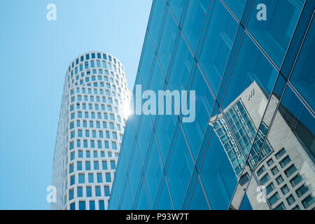 Berlino, Germania - Luglio 2017: Skyscpaper edifici "Upper West' e 'Zoofenster' (Zoo finestra) a Kurfürstendamm di Berlino, Germania Foto Stock
