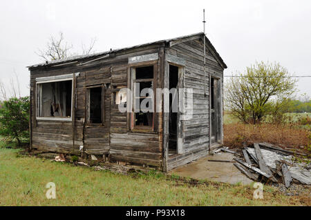 Un abbandonato casa in legno nel percorso 66 città di Texola, Oklahoma. Il vicino-città fantasma si trova appena a est del confine con il Texas. Foto Stock