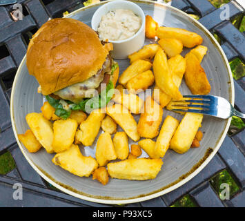 Beefburger Classic con scaglie di patate e dello chef salsa Burger Foto Stock