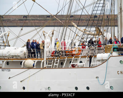 Equipaggio e passeggeri sulla Norwegian tre mast sail training ship Christian Radich arrivando in Roker Harbour Sunderland per la Tall Ships Race 2018 Foto Stock