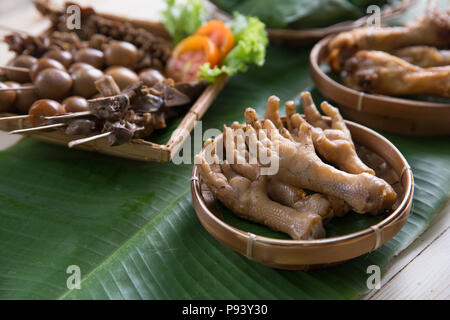Ceker o pollo fritto piedi servita nella cucina tradizionale in Indonesia Foto Stock