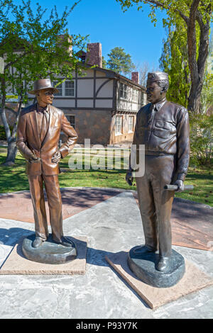 Nuovo Messico, Los Alamos, statue del Dottor J. Robert Oppenheimer e il generale Leslie R. Groves, scientifico e capi militari del Progetto Manhattan Foto Stock