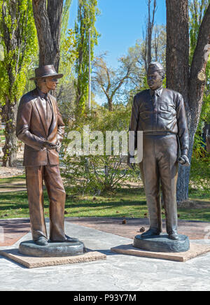 Nuovo Messico, Los Alamos, statue del Dottor J. Robert Oppenheimer e il generale Leslie R. Groves, scientifico e capi militari del Progetto Manhattan Foto Stock