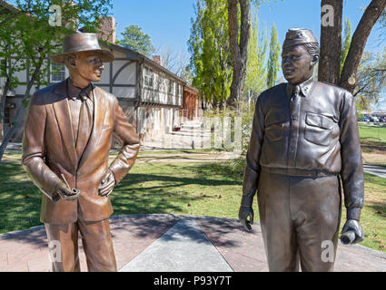 Nuovo Messico, Los Alamos, statue del Dottor J. Robert Oppenheimer e il generale Leslie R. Groves, scientifico e capi militari del Progetto Manhattan Foto Stock