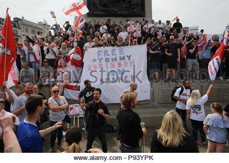 Una dimostrazione è stato tenuto nel centro di Londra a sostegno di Tommy Robinson. Una grande folla di suoi sostenitori hanno marciato da Trafalgar Square a Downing Foto Stock