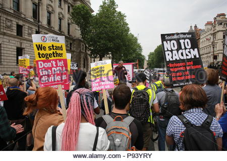 Una dimostrazione è stato tenuto nel centro di Londra a sostegno di Tommy Robinson. Una grande folla di suoi sostenitori hanno marciato da Trafalgar Square a Downing Foto Stock