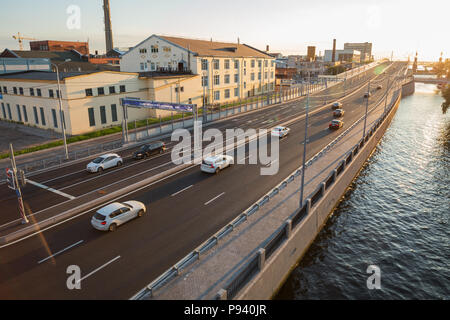 SAINT PETERSBURG, Russia - 11 luglio 2018: nuova sezione del terrapieno Makarova è stato inaugurato nel maggio 2018. Sul banner testo in russo di San Pietroburgo con Foto Stock