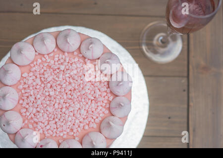 Rosa Champagne torta con mini meringhe rosa sulla parte superiore, coperto con un pizzico Foto Stock