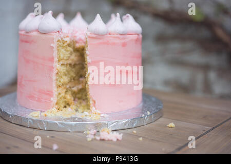 Rosa Champagne torta con mini meringhe rosa sulla parte superiore, coperto con un pizzico Foto Stock