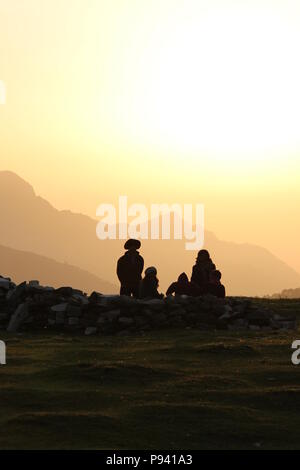 Roopkund trekking attraverso le montagne himalayane Foto Stock