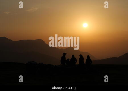 Roopkund trekking attraverso le montagne himalayane Foto Stock