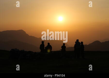 Roopkund trekking attraverso le montagne himalayane Foto Stock