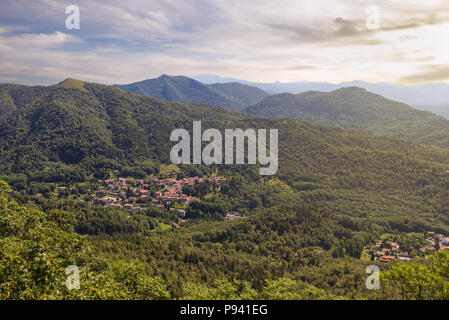 Villaggio nel pre-Alpi lombardo. Rasa di Varese, frazione del comune di Varese, situato nel Campo dei Fiori parco regionale, Italia Foto Stock