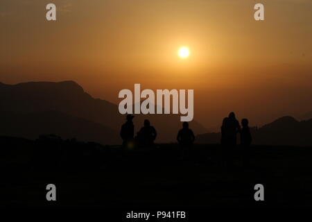 Roopkund trekking attraverso le montagne himalayane Foto Stock