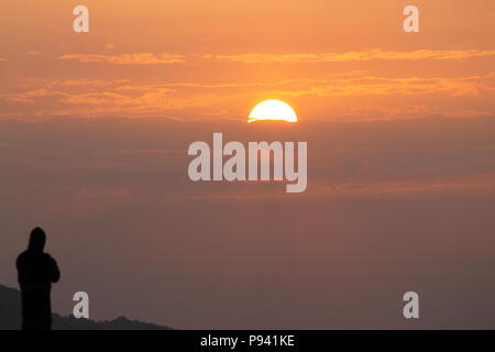 Roopkund trekking attraverso le montagne himalayane Foto Stock