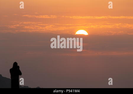 Roopkund trekking attraverso le montagne himalayane Foto Stock