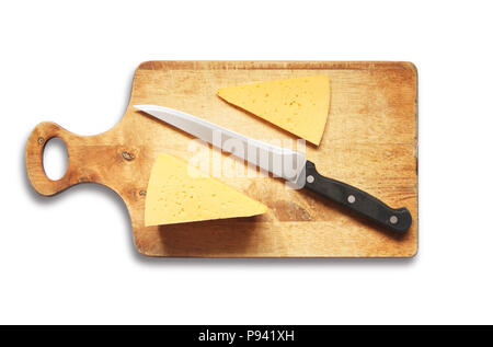 Formaggio a fette e coltello da cucina in legno breadboard. Isolato con tracciato di ritaglio Foto Stock