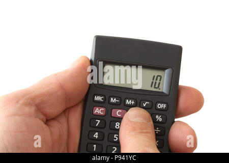 Close-up di mani con un calcolatore isolato su sfondo bianco con tracciato di ritaglio Foto Stock