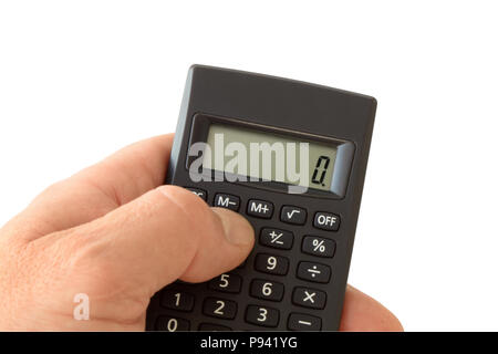Stretta di mano con una calcolatrice isolato su sfondo bianco con tracciato di ritaglio Foto Stock