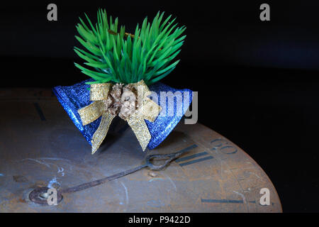 Un bel blu campane di Natale in piedi sul vecchio arrugginito quadrante di orologio Foto Stock