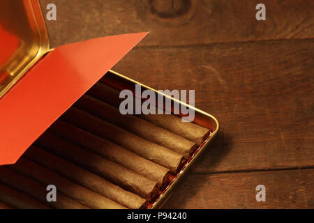 Aprire il box metallico di sigaretti isolato su sfondo di legno Foto Stock