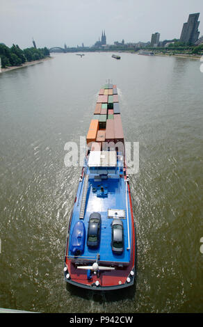 Il traffico delle navi al fiume Reno a Colonia Foto Stock