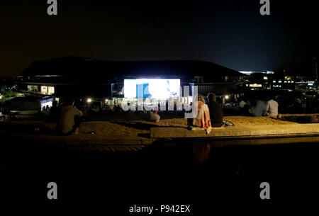 Vista generale sui terreni del tumulo di Murray mentre il gioco tra Novak Djokovic e Rafael Nadal continua fino a tarda notte, il giorno undici del Wimbledon Championships presso l'All England Lawn Tennis and Croquet Club di Wimbledon. PREMERE ASSOCIAZIONE foto. Data immagine: Sabato 14 luglio 2018. Vedi PA storia TENNIS Wimbledon. Il credito fotografico dovrebbe essere: Steven Paston/PA Wire. Foto Stock