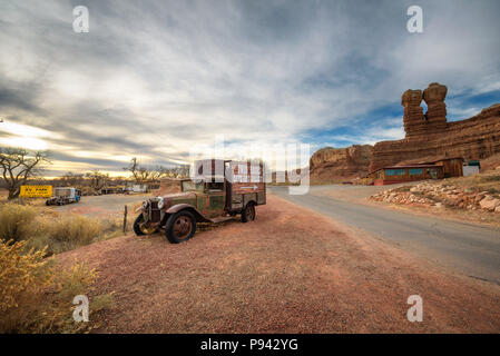 Vecchio carrello con la pubblicità per gli scogli gemelli Cafe e Gallery di Bluff, Utah Foto Stock