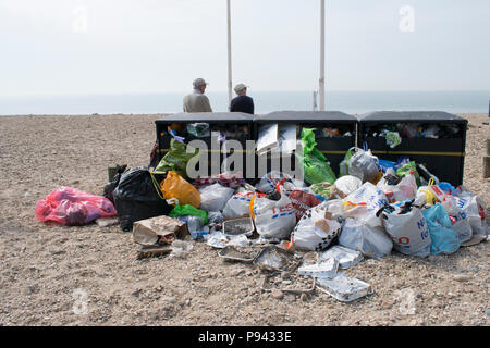 Traboccante bidoni della spazzatura sulla spiaggia Bandiera Blu, Hayling Island, Hampshire, dopo un soleggiato weekend festivo Foto Stock