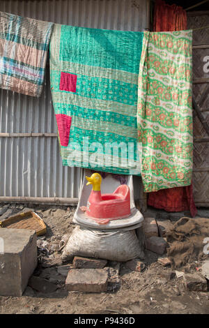 Baby vasino in Hazaribagh inquinati, fabbriche di cuoio / concerie distretto, a Dacca in Bangladesh Foto Stock