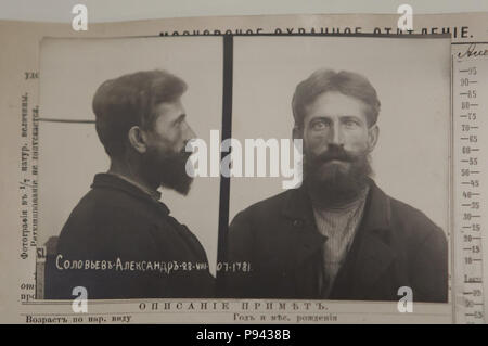 Rivoluzionario russo Alexander terroristiche Soloviev fotografato in aprile 1879 metà faccia e full-face sulla scheda di registrazione dei segreti russi dipartimento di polizia (Okhrana) sul display per la mostra dedicata a Imperatore Alessandro II di Russia nel museo storico statale di Mosca, Russia. Alexander Konstantinovich Soloviev ha tentato la vita dell'Imperatore Alessandro II il 2 aprile 1879 a San Pietroburgo per la quale egli è stato eseguito più tardi. La mostra segna il bicentenario della nascita di Alessandro II viene eseguito fino al 18 ottobre 2018. Foto Stock