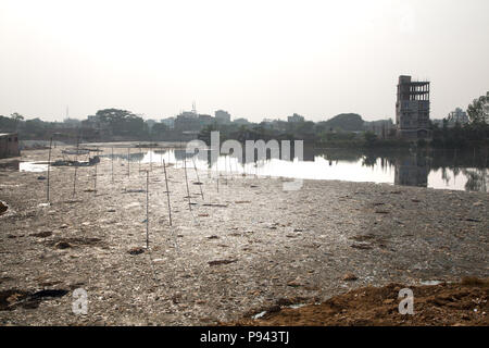 Stagni pieni di rifiuti tossici in Hazaribagh, fabbriche di cuoio / concerie distretto, a Dacca in Bangladesh Foto Stock