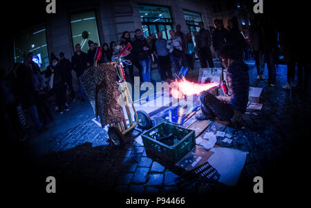 Street performer, giocando con il fuoco Foto Stock
