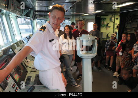 180707-O-RE770-1004 JOINT BASE PEARL HARBOR-HICKAM, Hawaii (Luglio 7, 2018) Royal New Zealand Navy (RNZN) Sub Lt. Jules Double risponde alle domande del pubblico durante la loro visita a RNZN fregata HMNZS Te Mana (F111) durante una nave aperta giorno tenutasi a base comune Harbor-Hickam perla, 7 luglio. Durante l'evento, le navi provenienti da nazioni che partecipano a bordo del Pacifico (RIMPAC) esercizio aperto le loro sopracciglia per i marinai e le famiglie. Venticinque nazioni, 46 navi, cinque sommergibili, circa 200 aerei, e 25.000 personale partecipano RIMPAC dal 27 giugno al 2 agosto in e intorno alle Isole Hawaii e Foto Stock