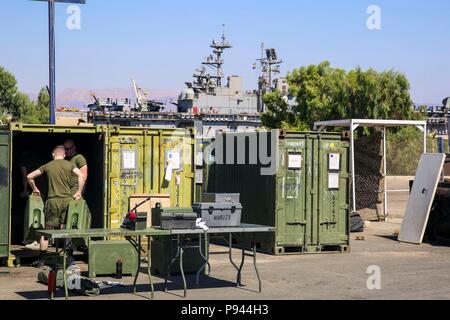 AQABA Giordania (6 luglio 2018) DEGLI STATI UNITI Marines con la ventiseiesima Marine Expeditionary Unit (MEU), ingranaggio di carico in un contenitori quadrupli durante un equipaggiamento e veicolo di lavaggio verso il basso in Aqaba Giordania, luglio 6, 2018. Iwo Jima è il fiore all' occhiello di Iwo Jima Amphibious pronto il gruppo e con la avviato 26 Marine Expeditionary Unit, è distribuito negli Stati Uniti Quinta Flotta area di operazioni a sostegno di operazioni navali per garantire stabilità marittimo e la sicurezza nella regione centrale di collegamento del Mediterraneo e del Pacifico attraverso l'Oceano Indiano occidentale e tre strategici punti di strozzatura. (U.S. Marine Corps foto di CP Foto Stock