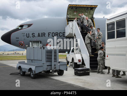 Le forze di sicurezza gli avieri con la 128Air Refuelling Wing, Wisconsin Air National Guard, partecipare a un post-flight bag trascinare a base comune, Elmendorf-Richardson Ala., Luglio 8, 2018. Avieri viaggi regolarmente in diverse posizioni per la formazione in modo che essi possono affinare le loro competenze per ospitare qualsiasi missione ovunque. (Air National Guard photo by Staff Sgt. Morgan R. Lipinski/rilasciato) Foto Stock