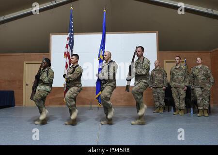 Membri del 407 Aria Gruppo Expeditionary guardia d'onore preparare al presente e post i colori durante un cambiamento di cerimonia di comando in una località segreta nel sud-ovest Asia Luglio 8, 2018. Durante la cerimonia, Lt. Col. Michael settimane rinunciato il comando del 407 forza expeditionary squadrone di supporto di Lt. Col. Lynn Lightfoot. (U.S. Air Force photo by Staff Sgt. Dana J. cavo) Foto Stock