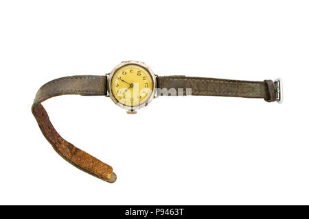 Primo piano di uno stile retrò colorato in giallo orologio da polso con usura cinghie in pelle isolati su sfondo bianco. Foto Stock