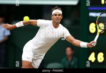 Rafael Nadal in azione il giorno dodici dei Campionati di Wimbledon all'All England Lawn Tennis and Croquet Club, Wimbledon. PREMERE ASSOCIAZIONE foto. Data immagine: Sabato 14 luglio 2018. Vedi PA storia TENNIS Wimbledon. Il credito fotografico dovrebbe essere: Steven Paston/PA Wire. Foto Stock