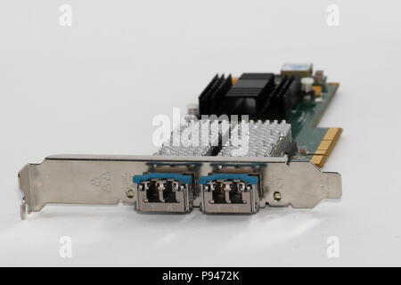 Controller di rete 10 Gb con fibra ottica LC duplex connettori femmina, isolato su sfondo bianco Foto Stock
