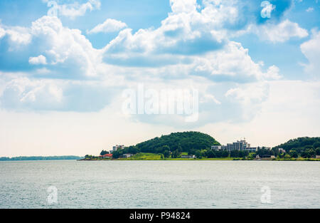 Medvedia montagna di oltre il Zemplinska Sirava lago, Slovacchia. Bel posto per una vacanza o un weekend in estate. bellissimo e tranquillo scenario di uno dei Foto Stock