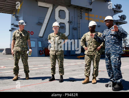 NORFOLK, Virginia (Luglio 10, 2018) -- Comandante, Naval Air forze Atlantico forza del Master Chief Huben Phillips, secondo da destra, tours USS Gerald Ford (CVN78) ponte di volo durante un tour a bordo della nave. (U.S. Foto di Marina di Massa lo specialista di comunicazione 2a classe Matthew R. Fairchild) Foto Stock