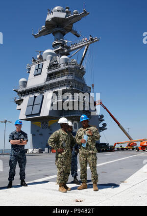 NORFOLK, Virginia (Luglio 10, 2018) -- Comandante, Naval Air forze Atlantico forza del Master Chief Huben Phillips tours USS Gerald Ford (CVN78) ponte di volo durante un tour a bordo della nave. (U.S. Foto di Marina di Massa lo specialista di comunicazione 2a classe Matthew R. Fairchild) Foto Stock