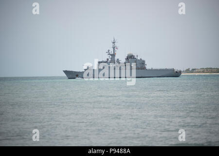 180710-N-TZ020-0019 PEARL HARBOR (Luglio 09, 2018) la marina francese frigate Prairial FS (F731) si diparte Base comune Harbor-Hickam perla per iniziare la fase di mare del cerchio del Pacifico (RIMPAC) Esercizio, luglio 10. Venticinque nazioni, 46 navi, cinque sommergibili, circa 200 aerei, e 25.000 personale partecipano RIMPAC dal 27 giugno al 2 agosto in e intorno alle Isole Hawaii e la California del Sud. Il più grande del mondo marittimo internazionale esercitazione RIMPAC offre una singolare opportunità di formazione promuovendo e sostenendo le relazioni cooperative tra i partecipanti alla critica e Foto Stock