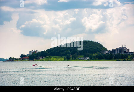 Medvedia montagna di oltre il Zemplinska Sirava lago, Slovacchia. Bel posto per una vacanza o un weekend in estate. persone sci d acqua su uno dei più grandi Foto Stock