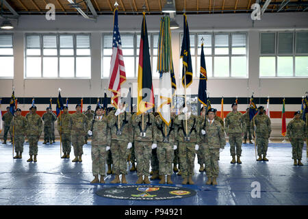 Stati Uniti Esercito Brigata NATO Organizzazione del Trattato del Nord Atlantico Brigata comandante uscente Col. Jason G. Riley ha rinunciato a comando per Col. Gregorio N. ceneri, Jr. in occasione di una cerimonia che si terrà a Sembach, Germania il 11 luglio. La cerimonia è stata ospitata da Brig. Gen. Thomas Carden Jr., Vice comandante, Divisione multinazionale, Sud Est, che ha guidato il tradizionale passaggio di colori da Col. Riley al Col. Cenere. Il passaggio dei colori unità rappresenta il trasferimento di poteri e di responsabilità per l'unità da un comandante di un'altra. Esercito degli Stati Uniti la NATO è stata istituita con decreto generale #46, efficace 20 Decem Foto Stock