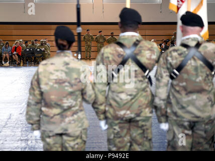 Stati Uniti Esercito Brigata NATO Organizzazione del Trattato del Nord Atlantico Brigata comandante uscente Col. Jason G. Riley ha rinunciato a comando per Col. Gregorio N. ceneri, Jr. in occasione di una cerimonia che si terrà a Sembach, Germania il 11 luglio. La cerimonia è stata ospitata da Brig. Gen. Thomas Carden Jr., Vice comandante, Divisione multinazionale, Sud Est, che ha guidato il tradizionale passaggio di colori da Col. Riley alla colonna di cenere. Il passaggio dei colori unità rappresenta il trasferimento di poteri e di responsabilità per l'unità da un comandante di un'altra. Esercito degli Stati Uniti la NATO è stata istituita con decreto generale #46, efficace 20 Decem Foto Stock