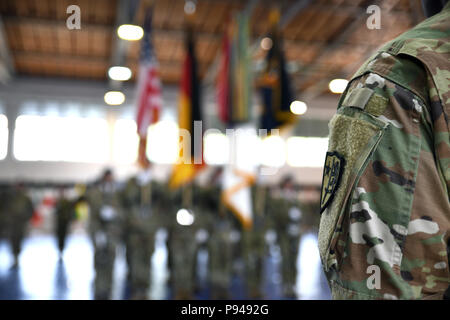 Stati Uniti Esercito Brigata NATO Organizzazione del Trattato del Nord Atlantico Brigata comandante uscente Col. Jason G. Riley ha rinunciato a comando per Col. Gregorio N. ceneri, Jr. in occasione di una cerimonia che si terrà a Sembach, Germania il 11 luglio. La cerimonia è stata ospitata da Brig. Gen. Thomas Carden Jr., Vice comandante, Divisione multinazionale, Sud Est, che ha guidato il tradizionale passaggio di colori da Col. Riley al Col. Nash. Il passaggio dei colori unità rappresenta il trasferimento di poteri e di responsabilità per l'unità da un comandante di un'altra. Esercito degli Stati Uniti la NATO è stata istituita con decreto generale #46, efficace 20 Dece Foto Stock