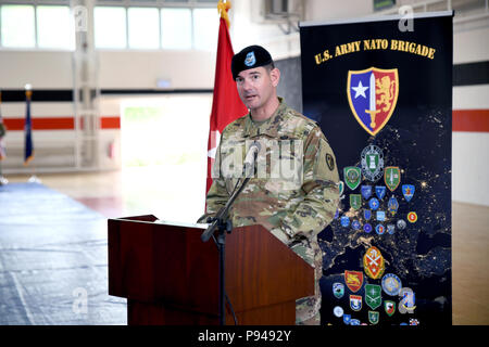 Stati Uniti Esercito Brigata NATO Organizzazione del Trattato del Nord Atlantico Brigata comandante uscente Col. Jason G. Riley ha rinunciato a comando per Col. Gregorio N. ceneri, Jr. in occasione di una cerimonia che si terrà a Sembach, Germania il 11 luglio. La cerimonia è stata ospitata da Brig. Gen. Thomas Carden Jr., Vice comandante, Divisione multinazionale, Sud Est, che ha guidato il tradizionale passaggio di colori da Col. Riley al Col. Cenere. Il passaggio dei colori unità rappresenta il trasferimento di poteri e di responsabilità per l'unità da un comandante di un'altra. Esercito degli Stati Uniti la NATO è stata istituita con decreto generale #46, efficace 20 Decem Foto Stock