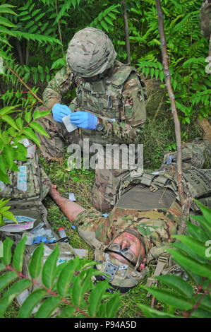 Esercito Pvt. Stephen Scott attaccato al plotone Scout, sede e Sede Società, 2° Battaglione, quinto reggimento di cavalleria, 1° Brigata corazzate contro la squadra, 1° Divisione di cavalleria si applica un IV di esercito Pvt. 1. Classe Eric Martinez assegnato al plotone Scout, HHC, 2-5 Cav, 1° ABCT, 1 CD a causa di un pregiudizio simulato a Mihail Kogalniceanu Air Base in Romania, 10 luglio 2018. I soldati condotto un assalto dell'aria esercizio a sostegno di Atlantic risolvere, il permanere di un esercizio di formazione tra la NATO e gli Stati Uniti Le forze. (U.S. Esercito nazionale Guard foto di Spc. Hannah Tarkelly, 382 Public Aff Foto Stock